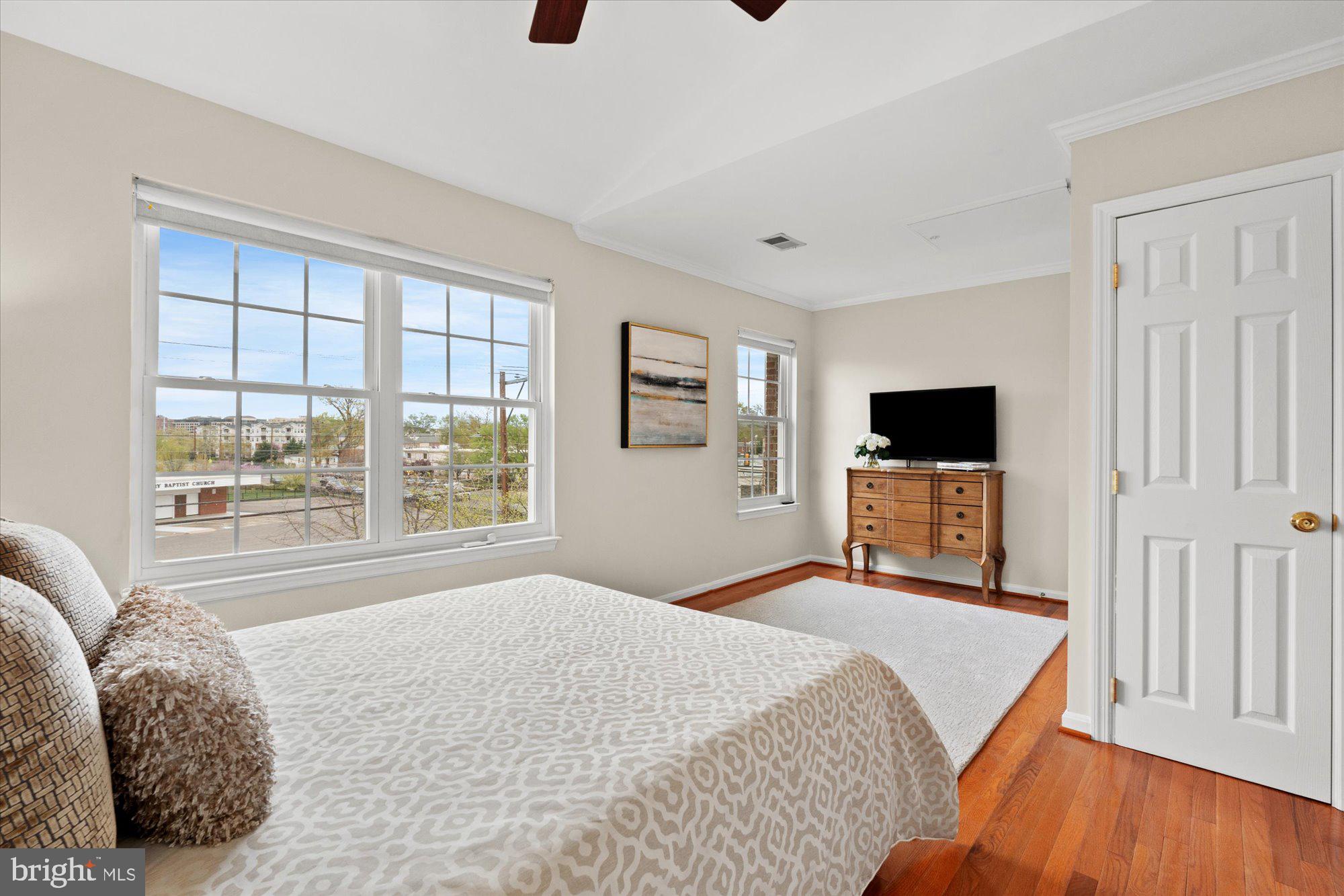 6 West Glebe Road Alexandria, VA 22305 - Photo 23 of 45 a bedroom with a bed and a flat screen tv