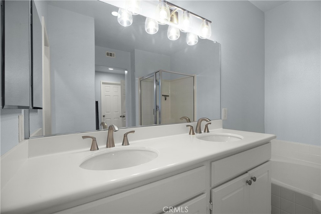 7 Herrick Street Ladera Ranch, CA 92694 - Photo 16 of 25 Primary bath with dual sinks, soaking tub, separate shower