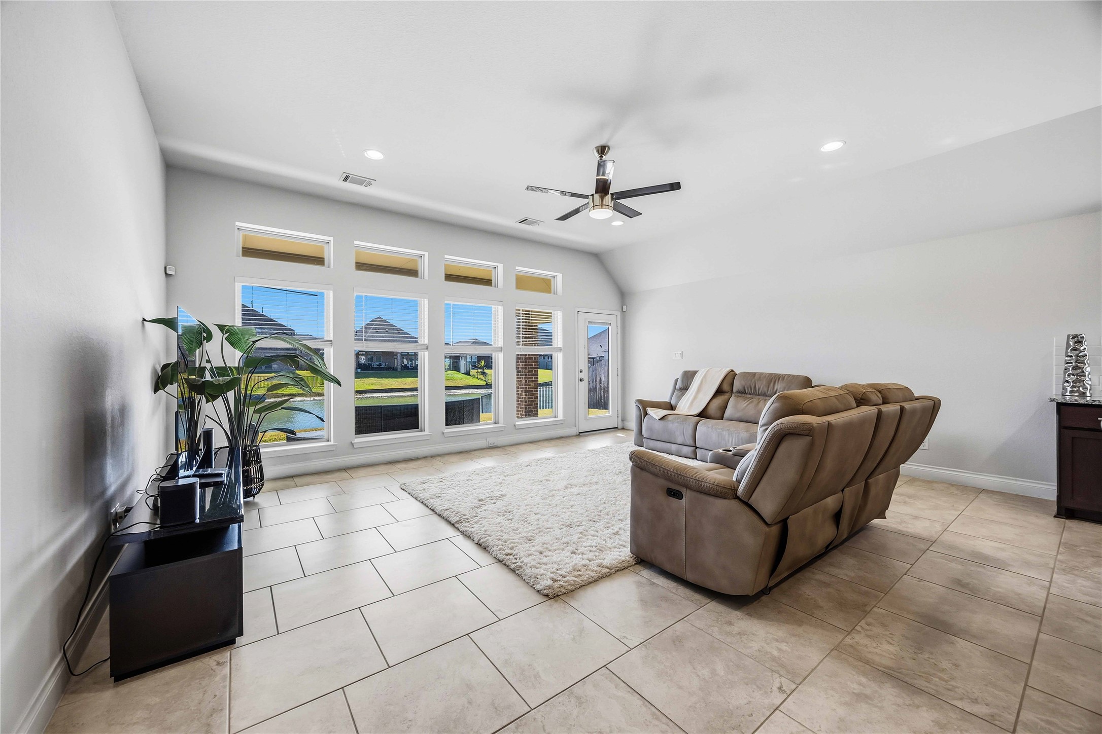 2726 Cutter Court Manvel, TX 77578 - Photo 12 of 44 a living room with furniture and a potted plant