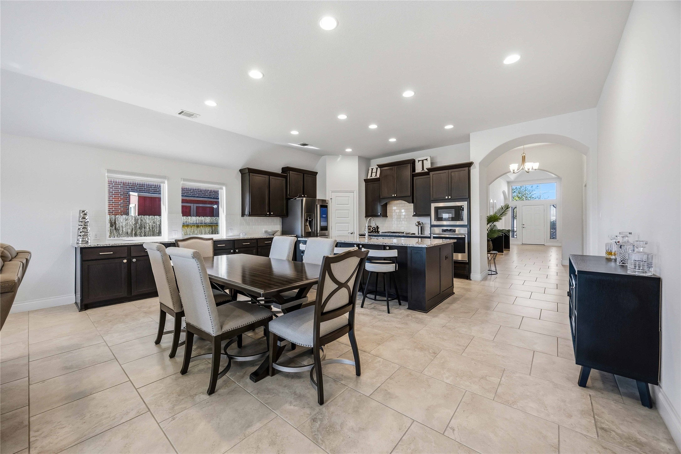 2726 Cutter Court Manvel, TX 77578 - Photo 17 of 44 a kitchen with a table and chairs in it