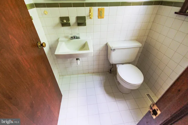 $2,300 | 213 Laurel Avenue, Unit B, Glassboro, NJ 08028