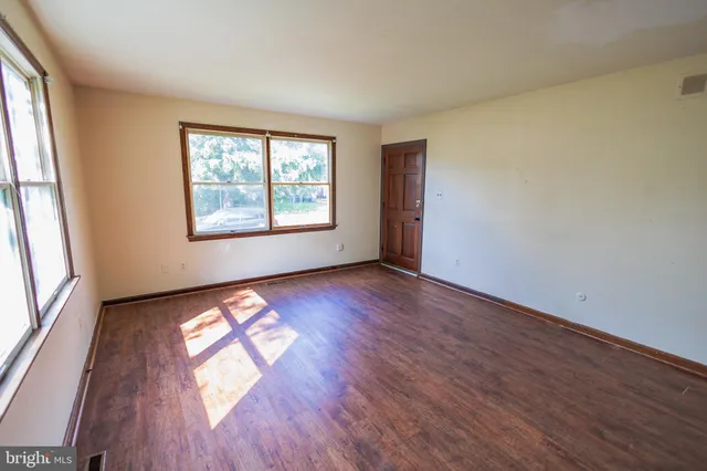 $2,300 | 213 Laurel Avenue, Unit B, Glassboro, NJ 08028