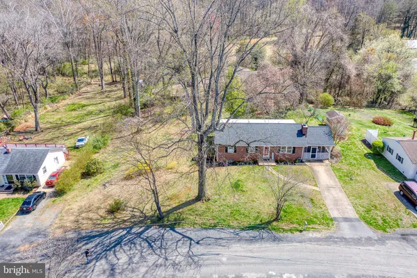 a view of yard with small space