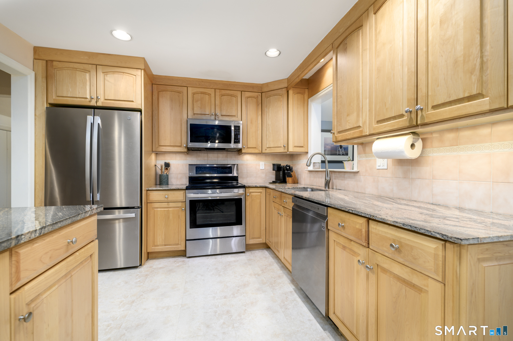 2 Thistle Road Norwalk, CT 06851 - Photo 11 of 39