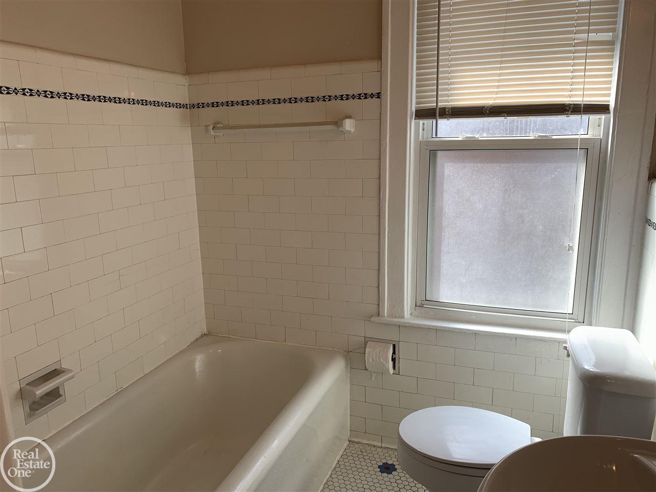 912 Nottingham Road Grosse Pointe, MI 48230 - Photo 14 of 30 50053448-13.JPG