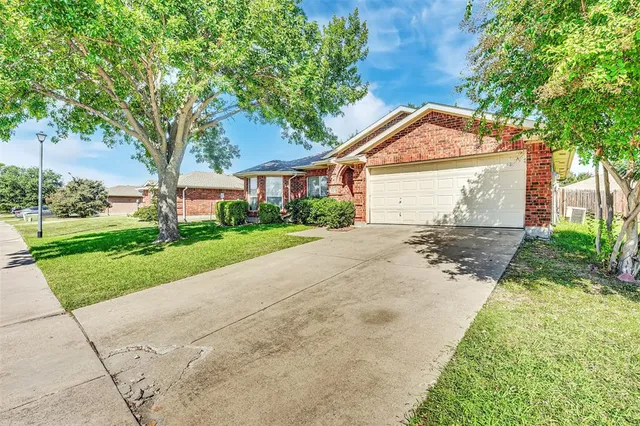 a view of backyard with a garden and trees
