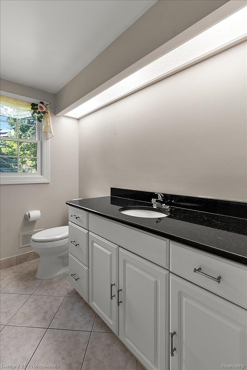 633 Foxhall Road Bloomfield Hills, MI 48304 - Photo 54 of 61 Bathroom