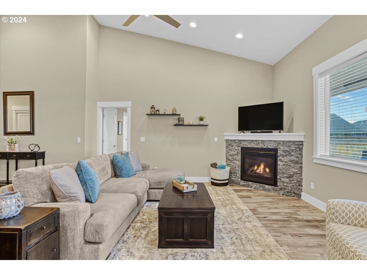 1071 Chestnut Street Independence, OR 97351 - Photo 6 of 39 Gallery Image 6