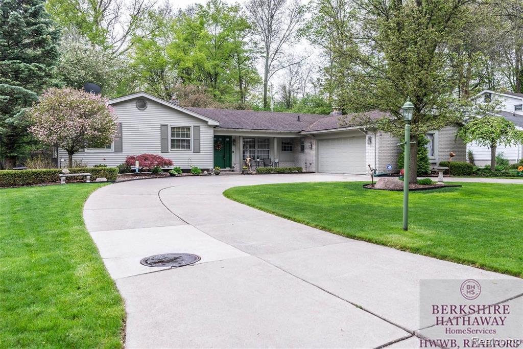 25233 Wykeshire Road Farmington Hills, MI 48336 - Photo 4 of 45