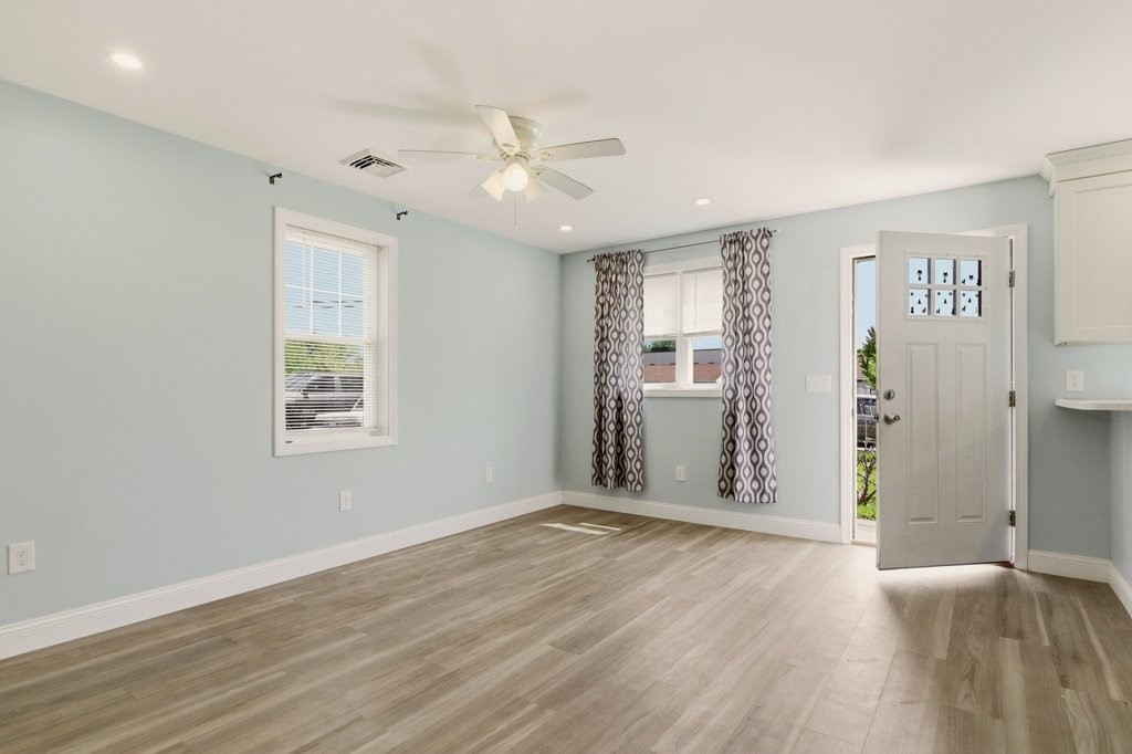 6 Woolsey Road, Unit A Middletown, RI 02842 - Photo 3 of 20