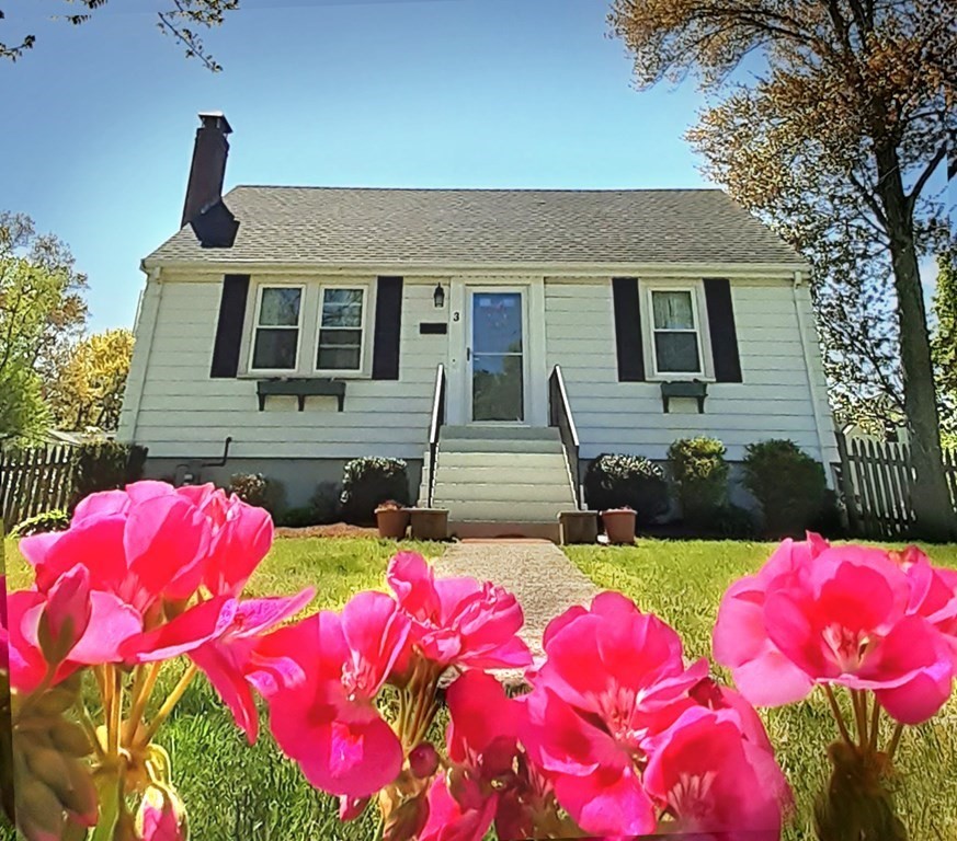 a front view of house with yard