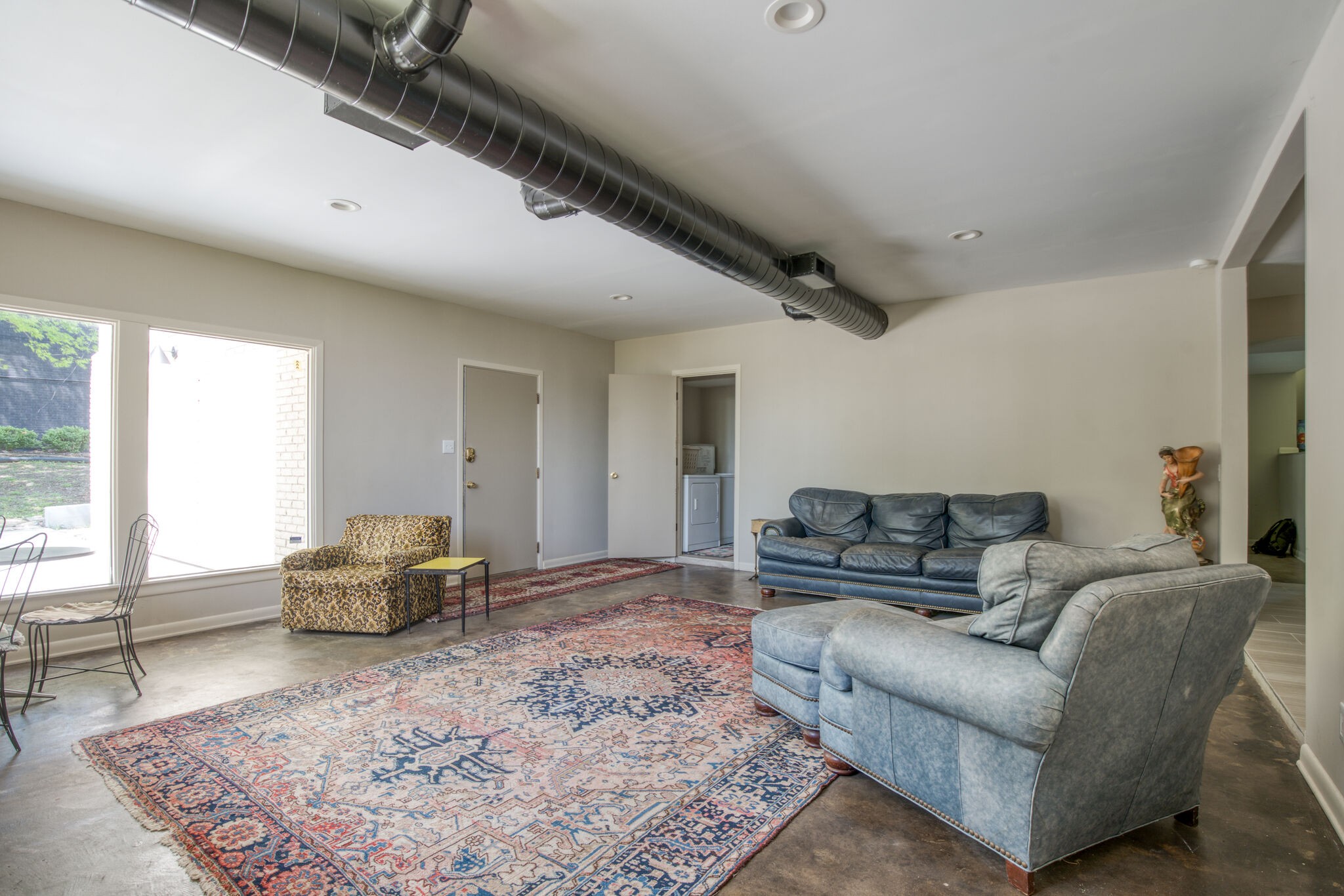 4134 West Hamilton Road Nashville, TN 37218 - Photo 18 of 35 a living room with furniture and a couch