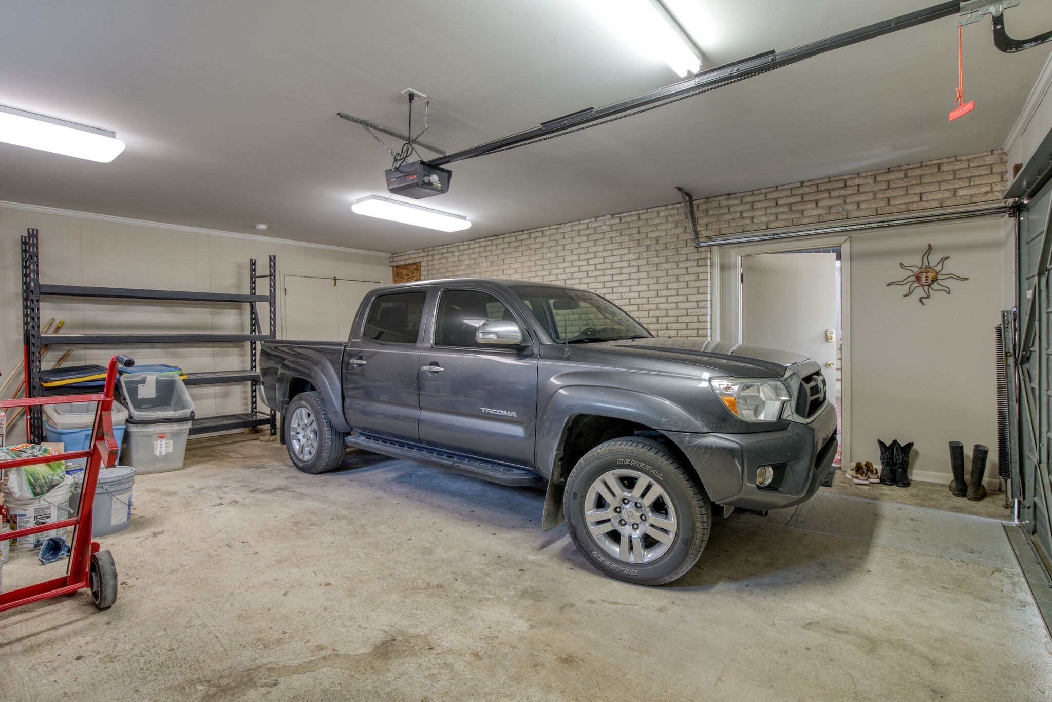 4134 West Hamilton Road Nashville, TN 37218 - Photo 20 of 35 a view of a car garage