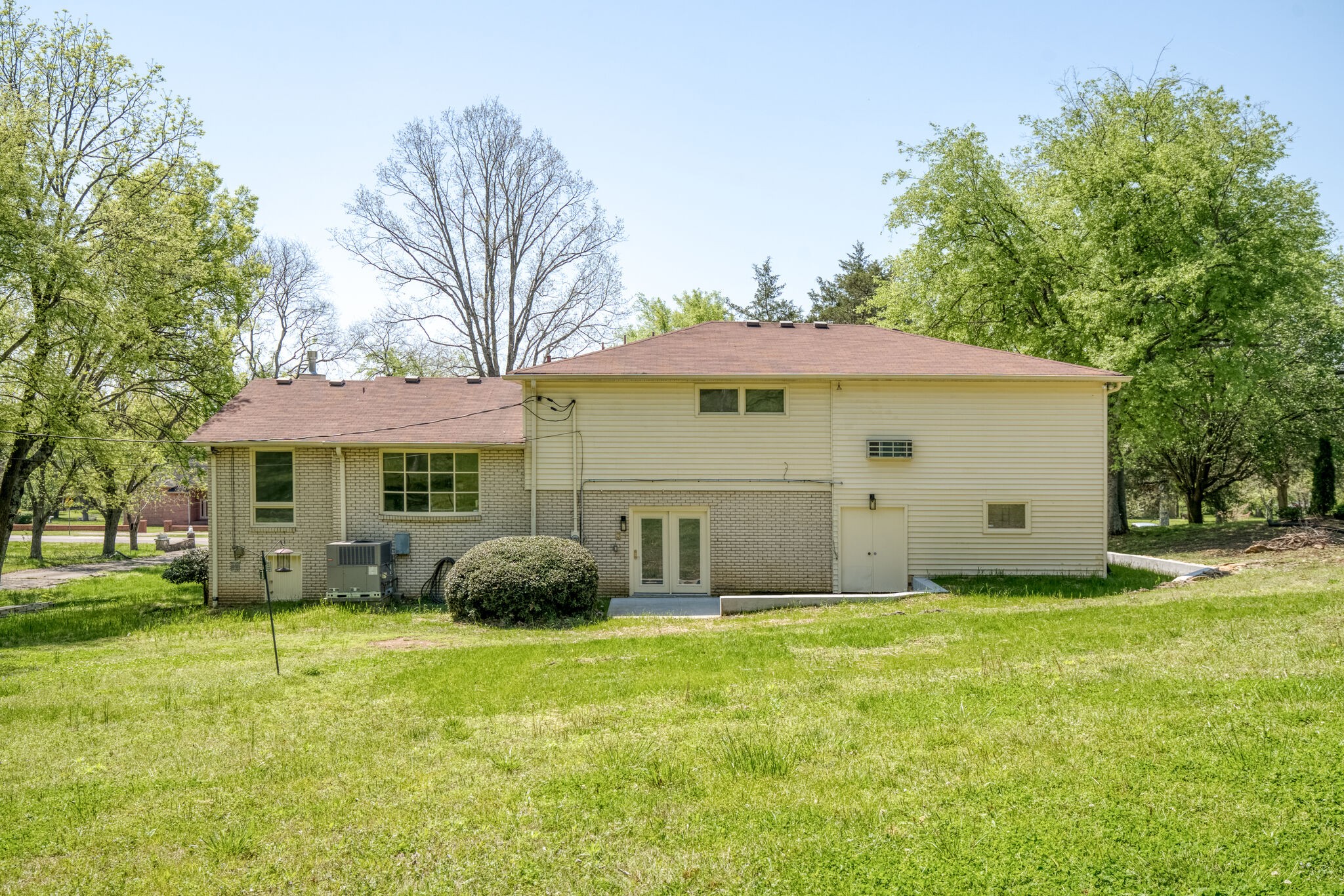 4134 West Hamilton Road Nashville, TN 37218 - Photo 31 of 35 a front view of a house with a garden