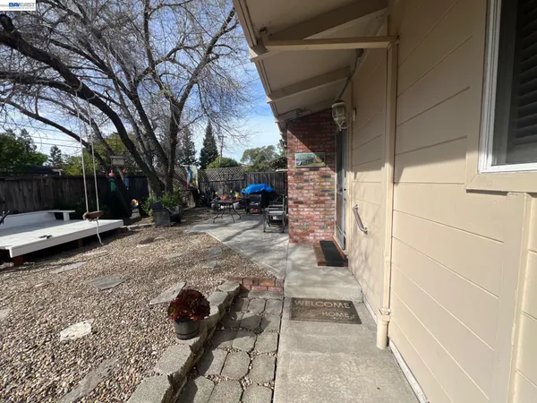a view of a garage