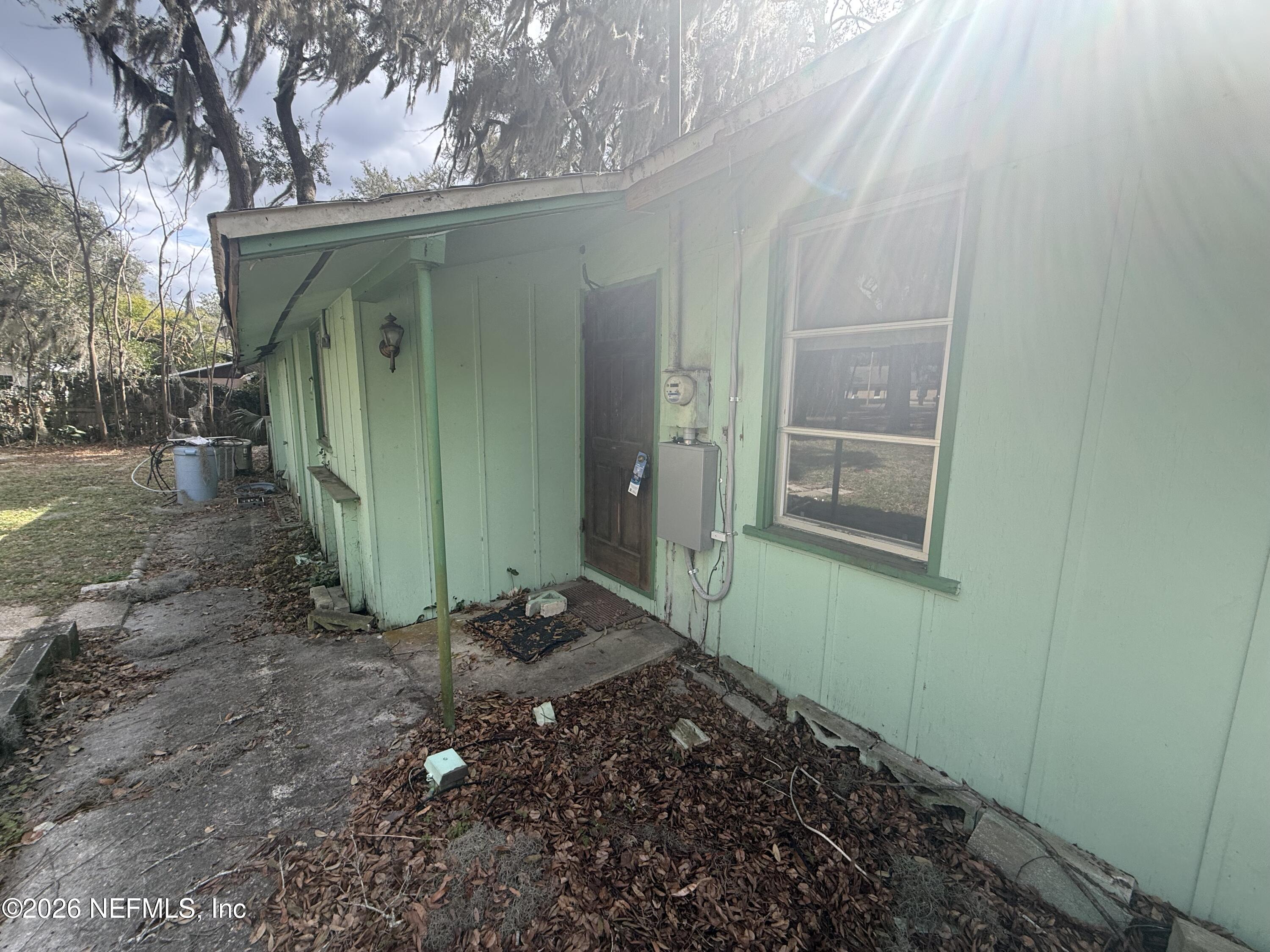 7873 State Road 21 Keystone Heights, FL 32656 - Photo 7 of 16 a view of a small house with a green space