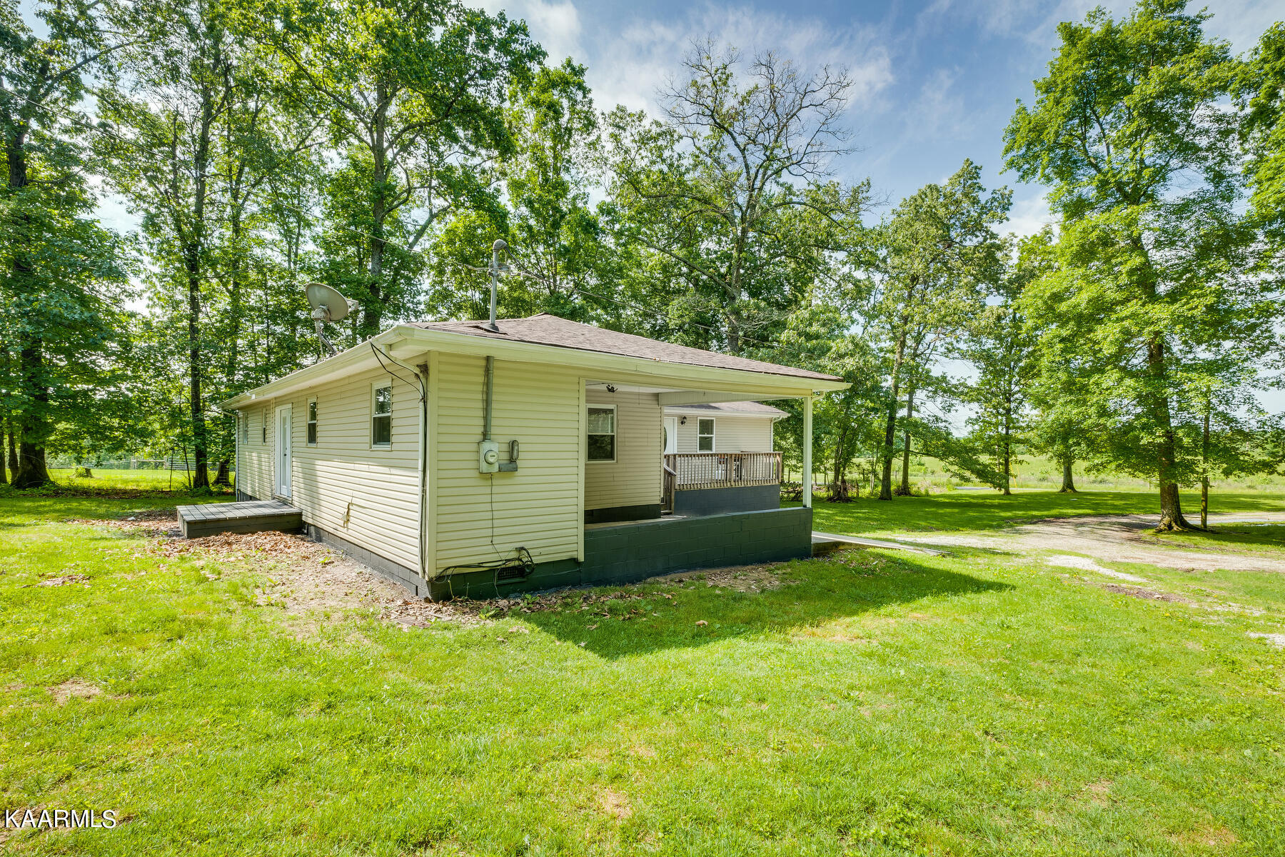 664 Pilot Mountain Road Sunbright, TN 37872 - Photo 3 of 37 003