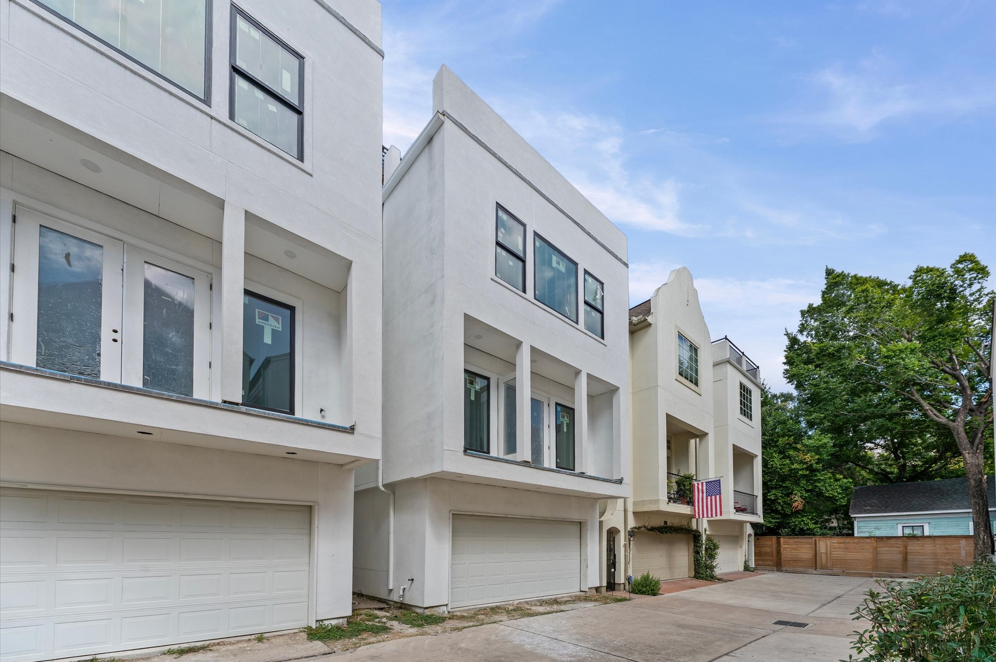 918 Patterson Street Houston, TX 77007 - Photo 1 of 27 a front view of a multi story building