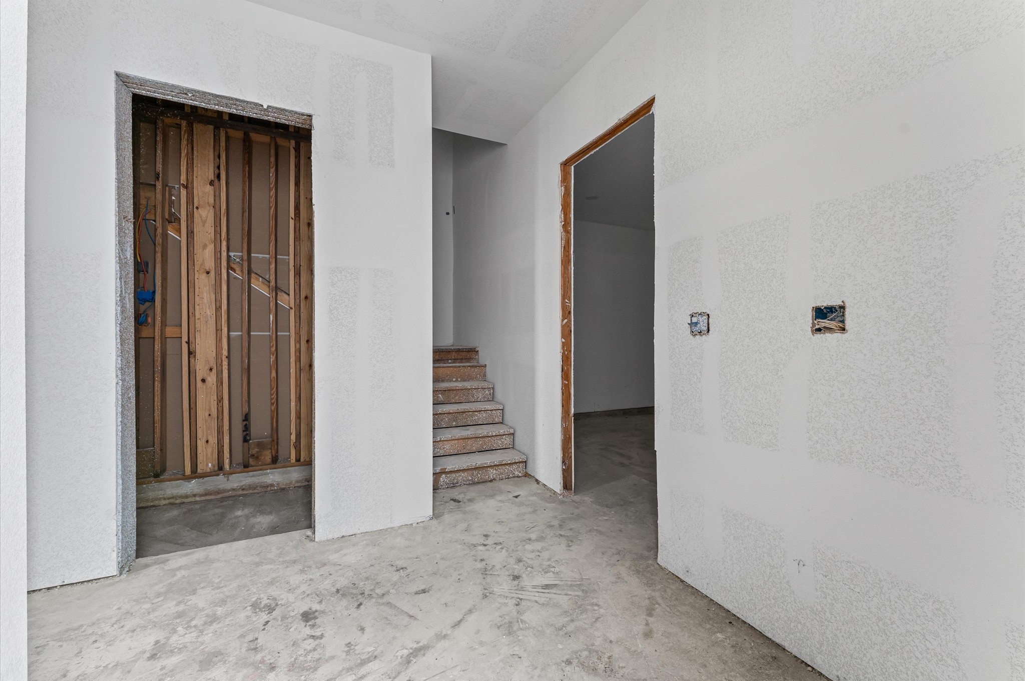 918 Patterson Street Houston, TX 77007 - Photo 13 of 27 a view of a livingroom with wooden floor and a bathroom