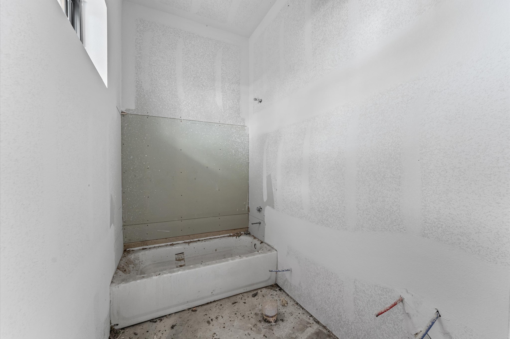 918 Patterson Street Houston, TX 77007 - Photo 14 of 27 a bathroom with a bathtub