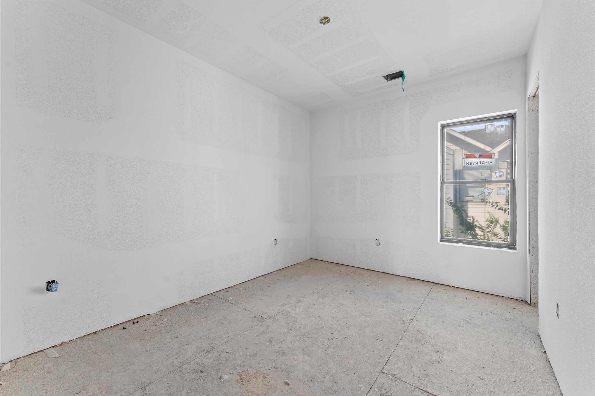 918 Patterson Street Houston, TX 77007 - Photo 16 of 27 an empty room with windows