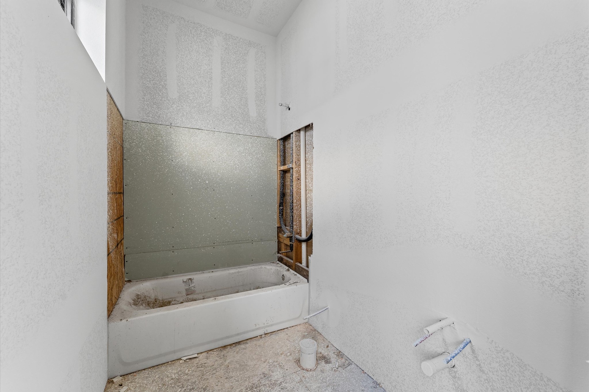 918 Patterson Street Houston, TX 77007 - Photo 18 of 27 a bathroom with a bathtub