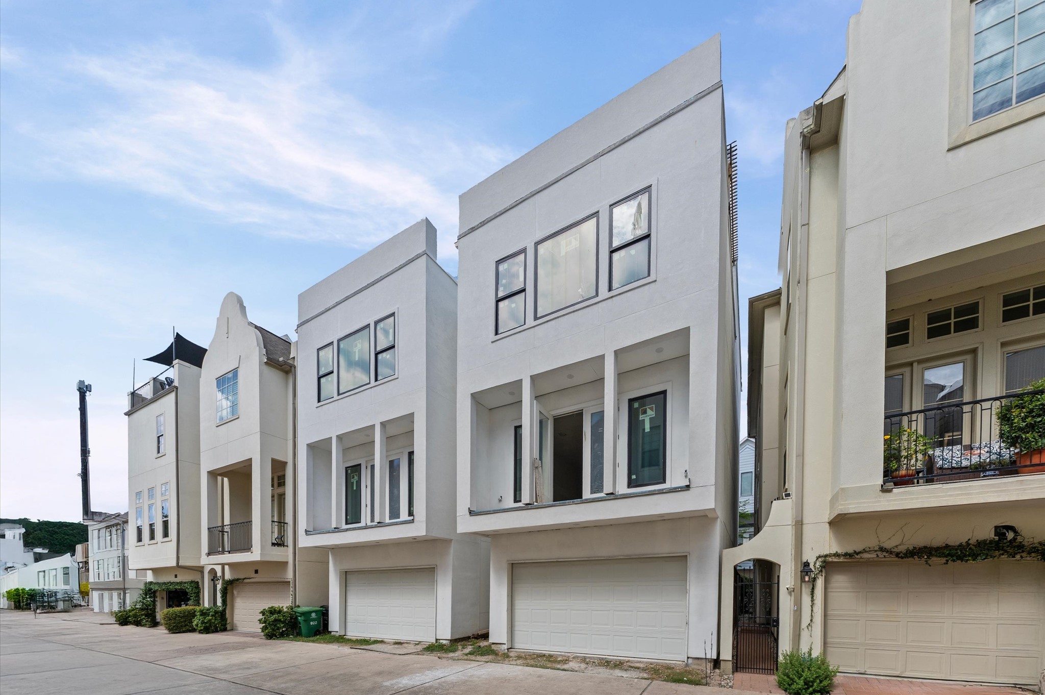 918 Patterson Street Houston, TX 77007 - Photo 2 of 27 a front view of a multi story building