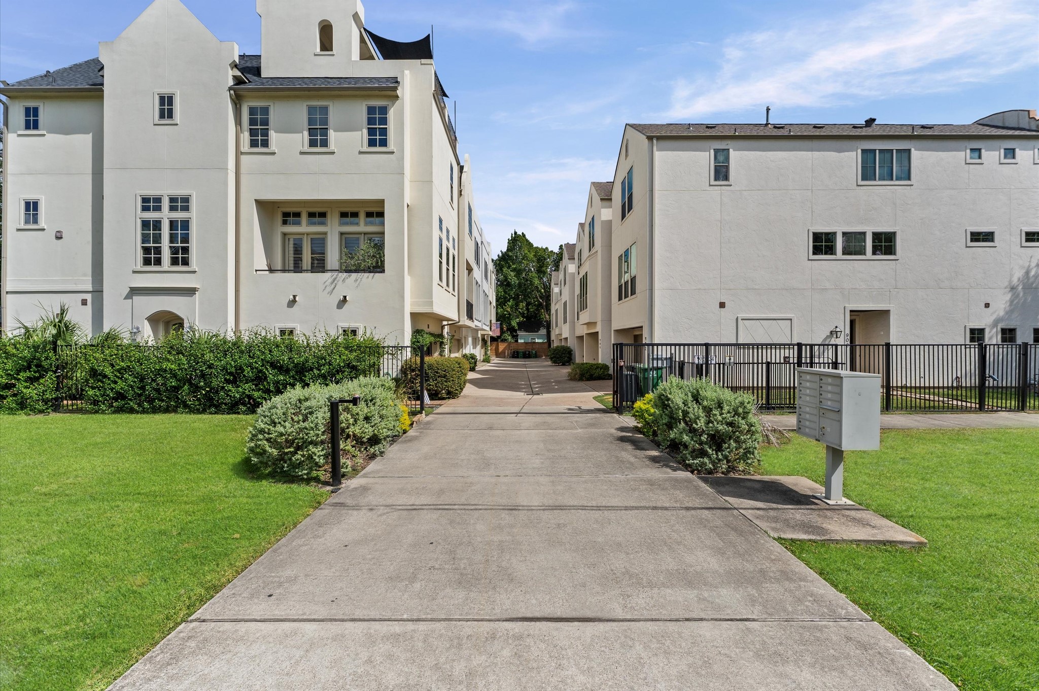 918 Patterson Street Houston, TX 77007 - Photo 3 of 27 a front view of a house with a yard