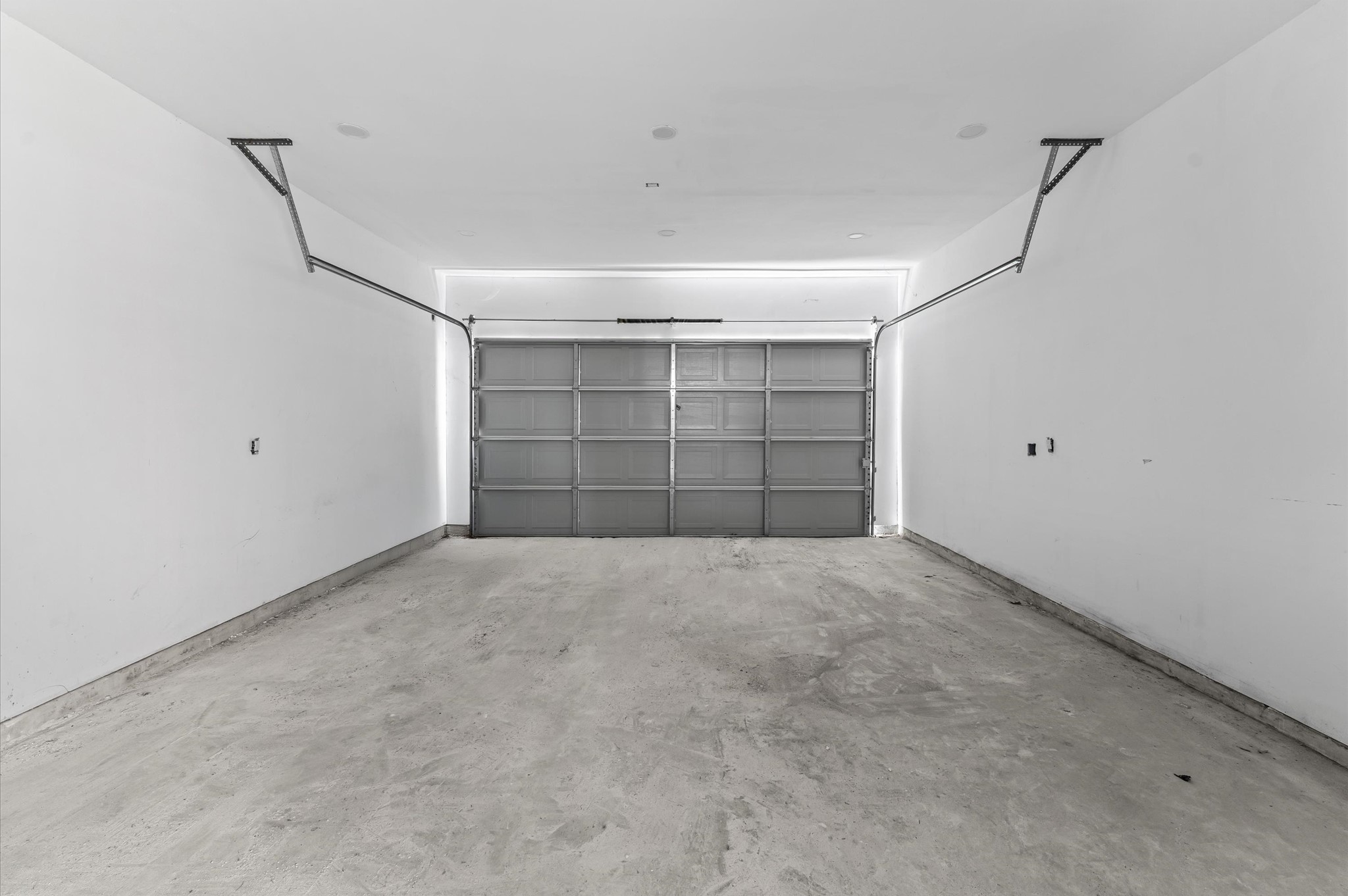 918 Patterson Street Houston, TX 77007 - Photo 4 of 27 a view of an empty room with a empty space