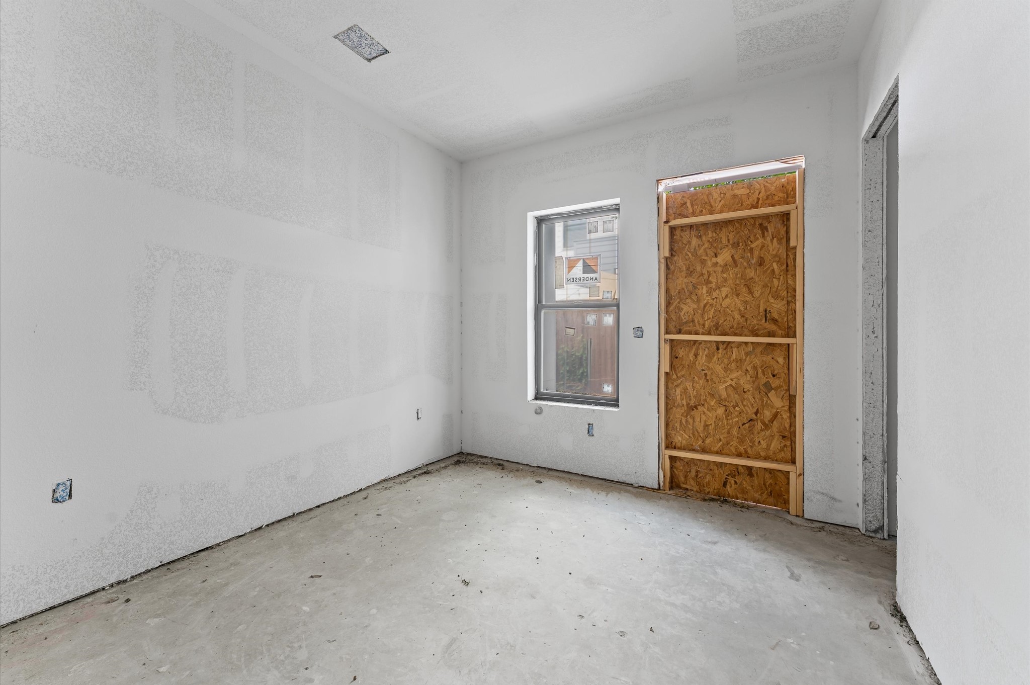 918 Patterson Street Houston, TX 77007 - Photo 7 of 27 an empty room with windows