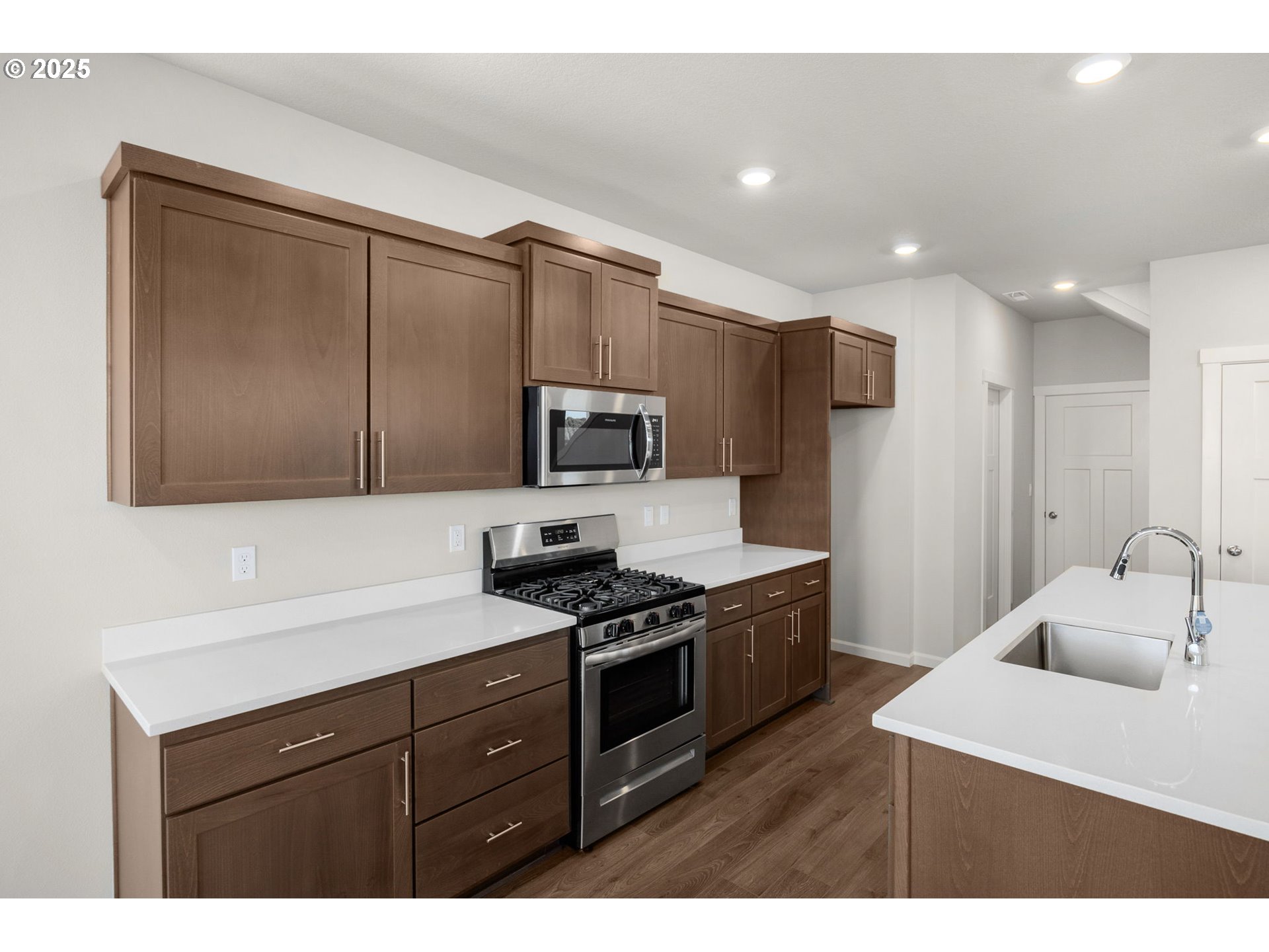 1418 Southeast Logan Parkway Albany, OR 97322 - Photo 3 of 39