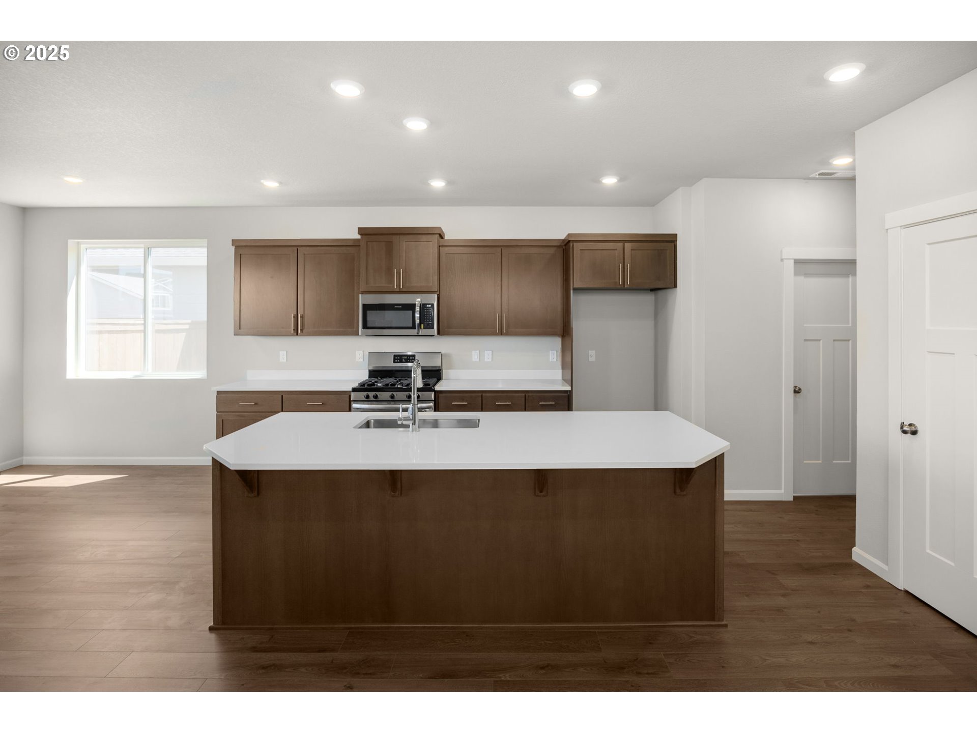 1418 Southeast Logan Parkway Albany, OR 97322 - Photo 4 of 39