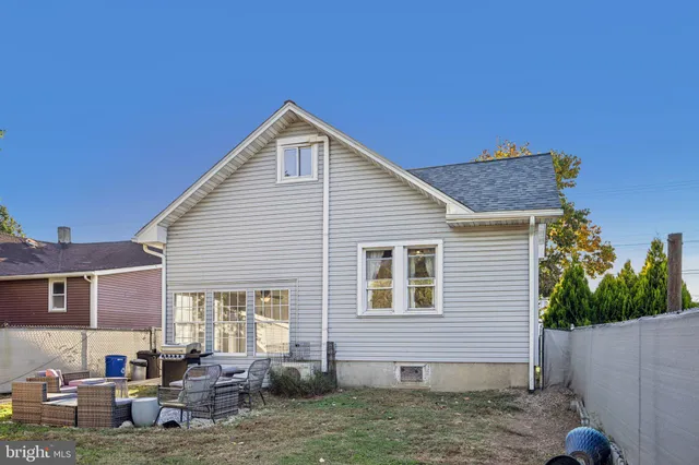 a view of a house with backyard