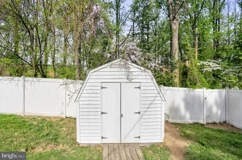 a view of a small space in the back yard