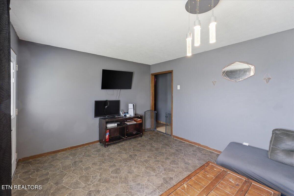 6217 Renee Road Corryton, TN 37721 - Photo 5 of 20 05-Living Room