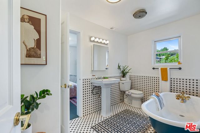 $1,200,000 | 1581 Curran Street, Los Angeles, CA 90026