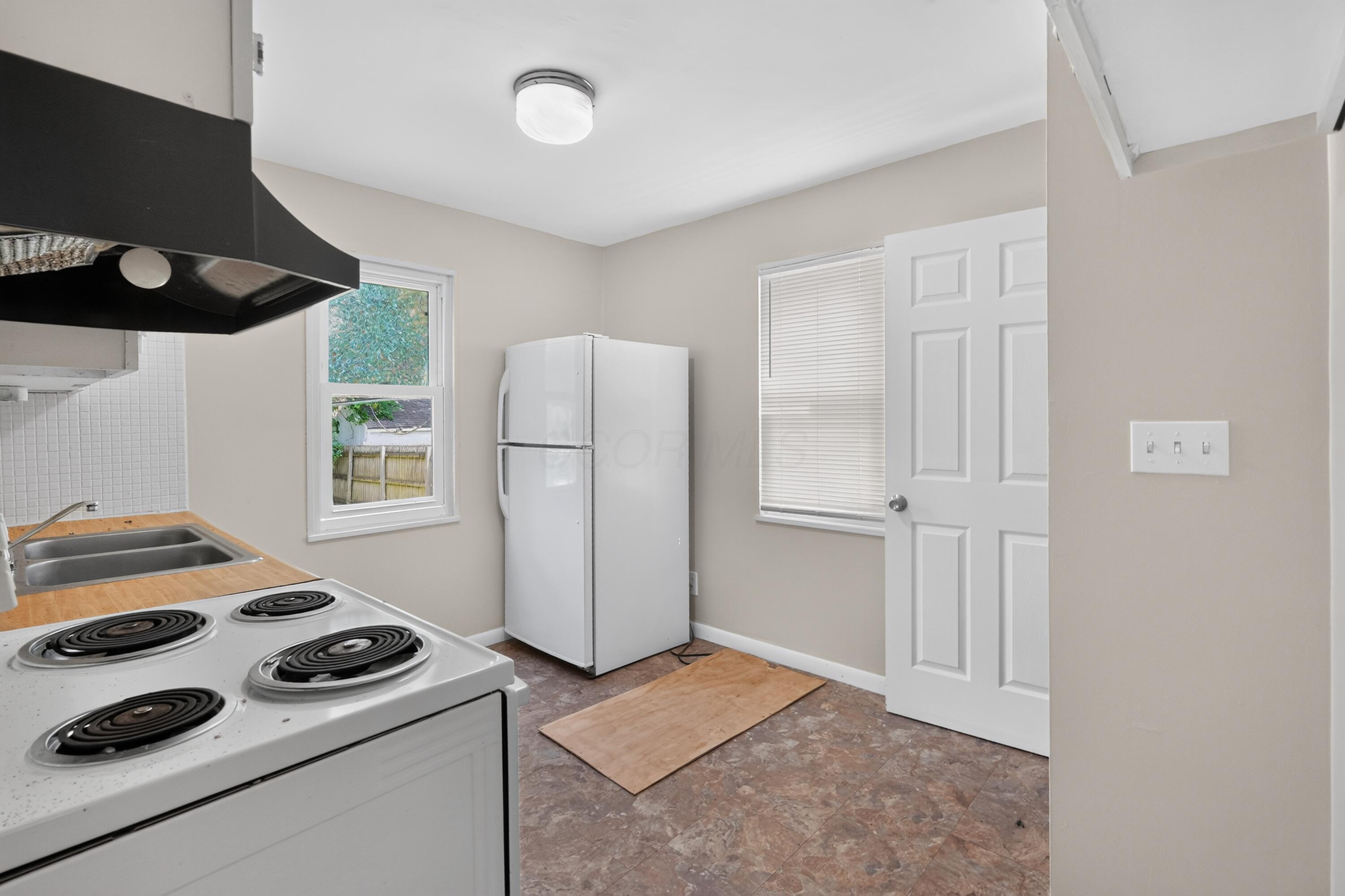 852 South Hampton Road Columbus, OH 43227 - Photo 13 of 31 17_852_S_Hampton_Rd-Kitchen-n-12
