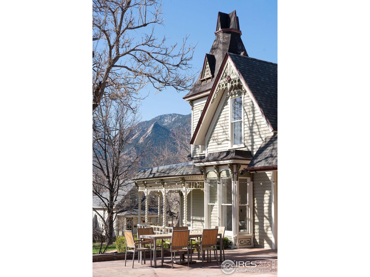 809 Pine Street Boulder, CO 80302 - Photo 5 of 13 a view of a building with a window and pathway