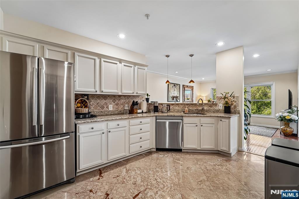 140 The Promenade Edgewater, NJ 07020 - Photo 7 of 22