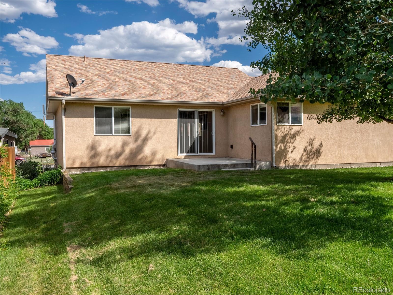 a view of a house with backyard