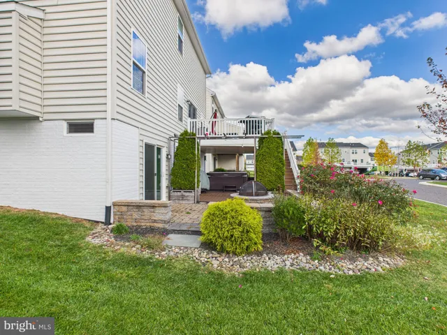 a view of a house with backyard
