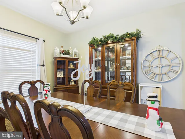 a view of a livingroom with furniture