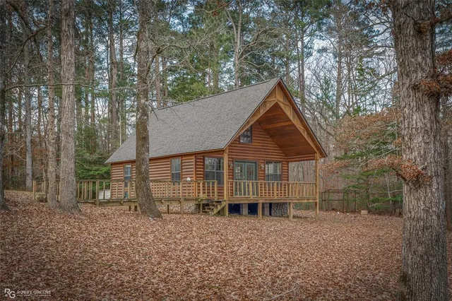a view of a livingroom with furniture and a ceiling fan