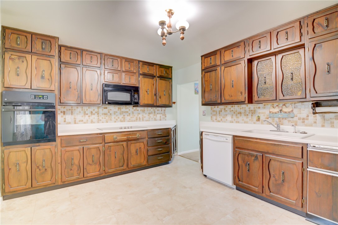 2552 Crossroads Road Decatur, IL 62521 - Photo 7 of 42 Kit 2