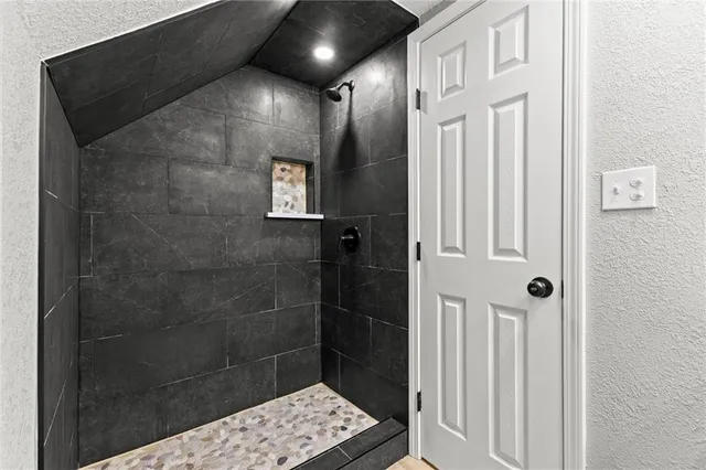 $215,000 | 6701 Walrond Avenue, Kansas City, MO 64132