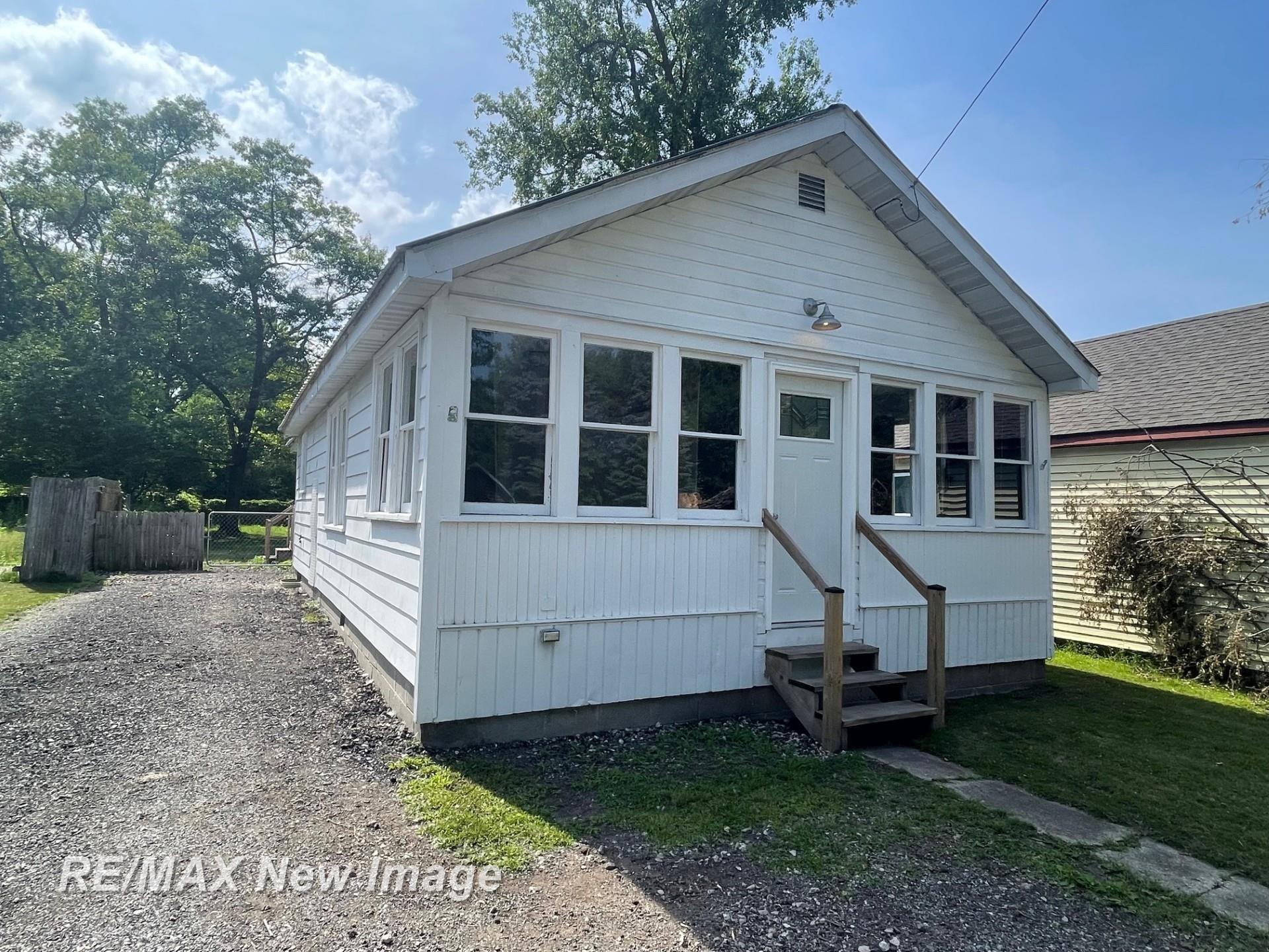 984 Pine Road Bay City, MI 48706 - Photo 2 of 12 50144179-2b5041b4-efdf-4736-9dc0-c043d5648779.JPG