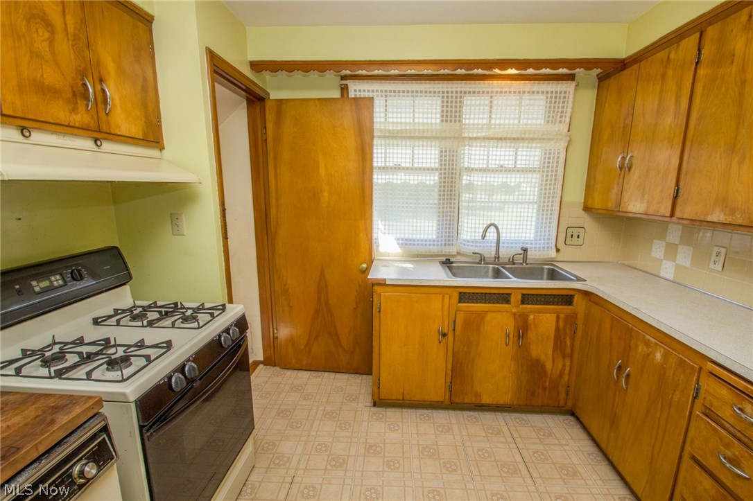 17702 Libby Road Maple Heights, OH 44137 - Photo 12 of 33