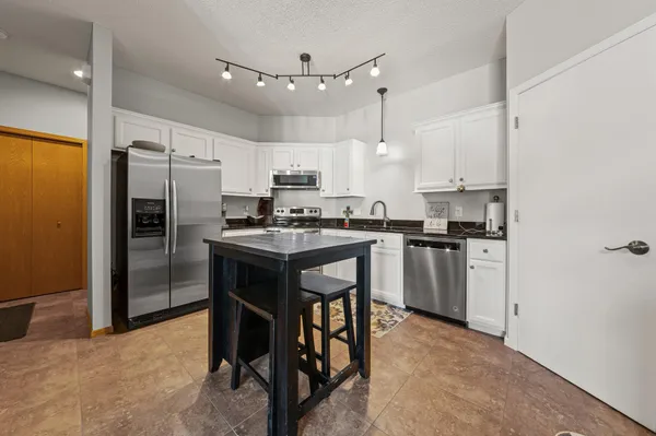 $275,000 | 472 Hickory Lane North, Oakdale, MN 55128