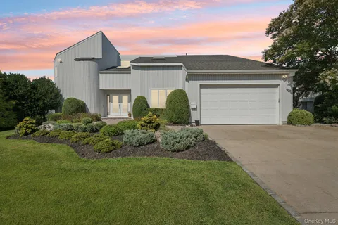 $2,990,000 | 19 Oak Point Drive North, Bayville, NY 11709