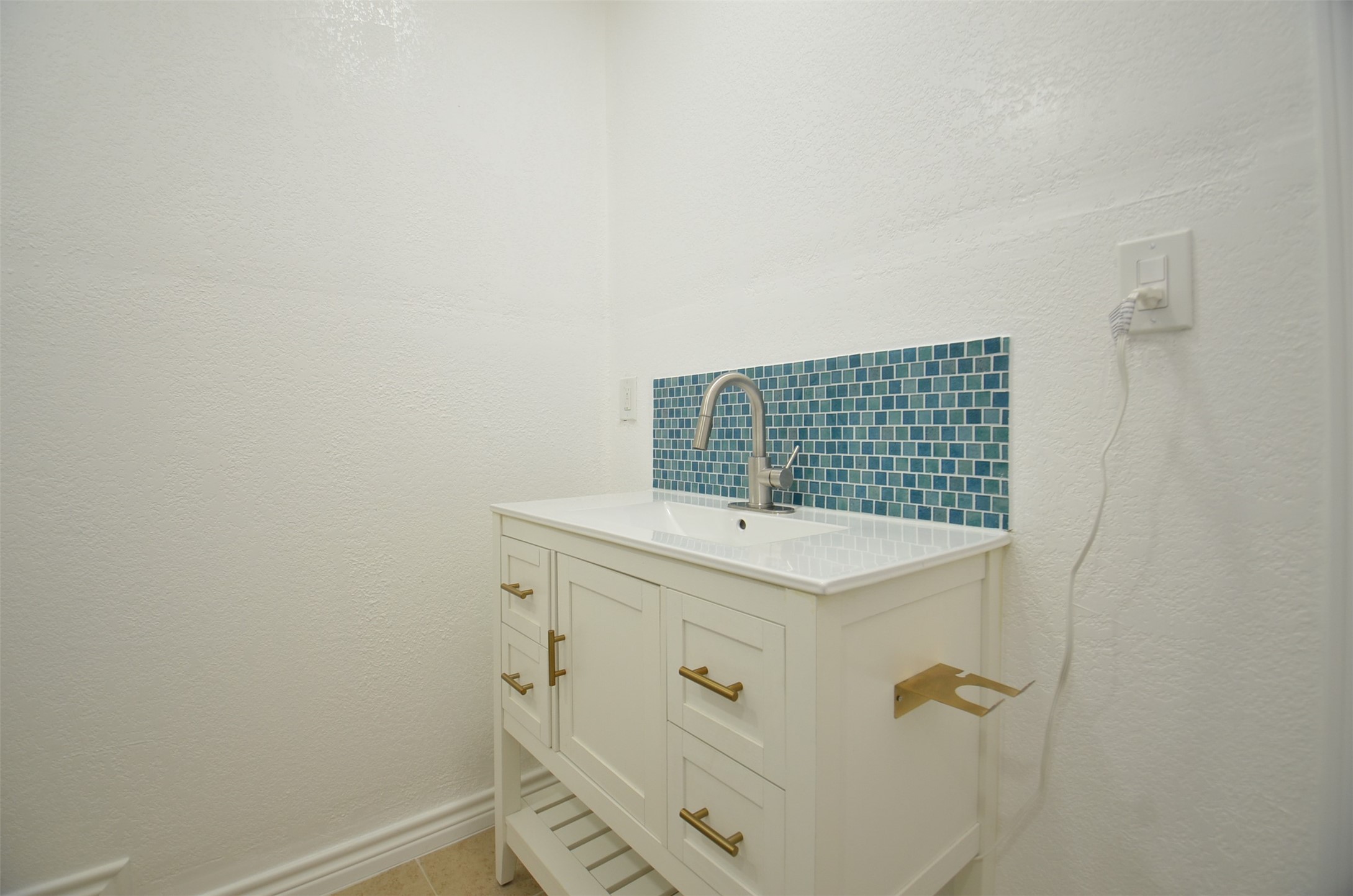 2002 West Airline County Road 55 Rosharon, TX 77583 - Photo 21 of 23 a utility room with dryer and washer